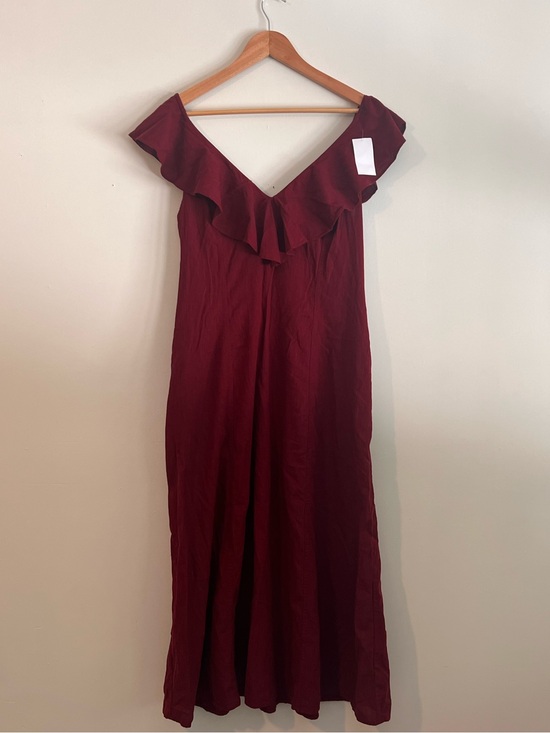 Universal Thread Dresses & Skirts - NWT Universal Thread Ruffle Midi Dress in Burgundy
